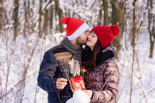 Par med bengaler och gåva i vinter skog — Stockfoto