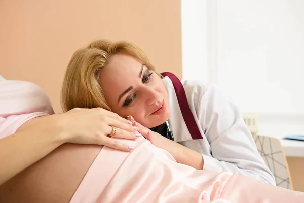 Dottore ascoltare pancia di donna incinta — Foto Stock