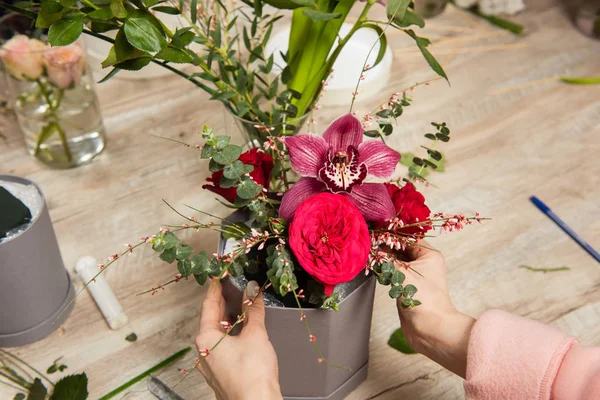 Les mains féminines font bouquet — Photo