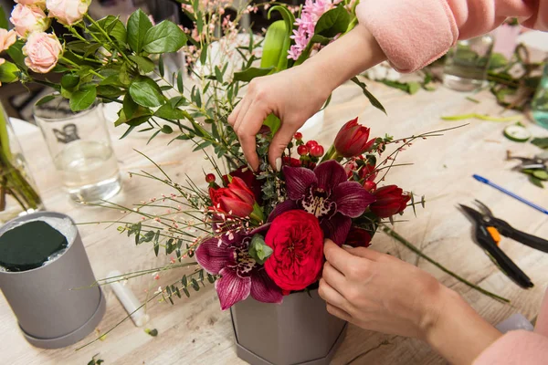 赤の美しい花の組成と女性の手 — ストック写真