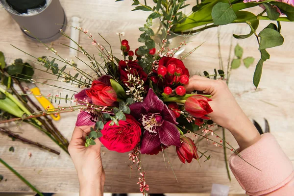 Vue d'en haut des mains féminines avec belle fleur — Photo