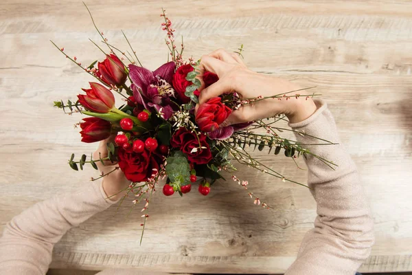 女性手安排红色花束 — 图库照片