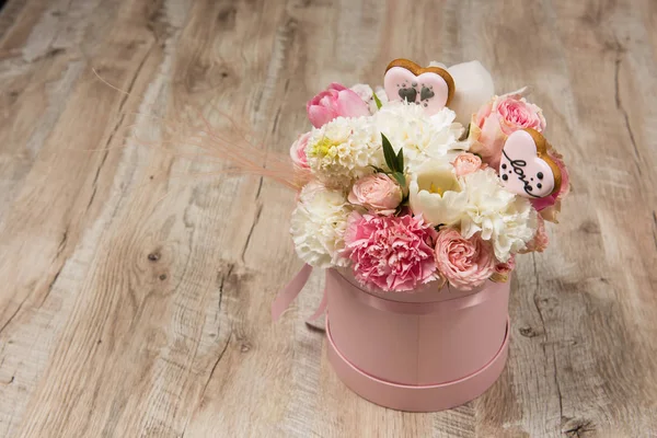 ジンジャーブレッド心でピンク花の組成 — ストック写真