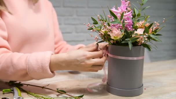 Fille faire un arc sangle et couper les tiges de fleurs avec des ciseaux — Video