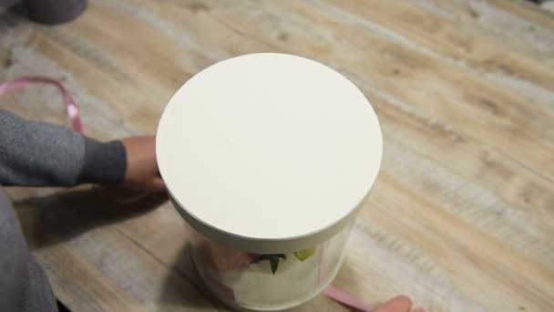 Женщина упаковки круглый белый ящик с цветами — стоковое видео