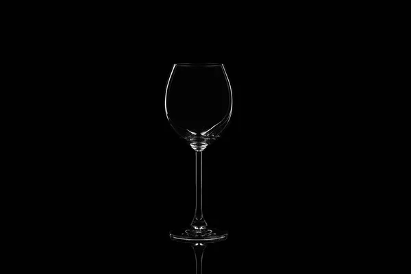 Verre à vin sur fond noir — Photo