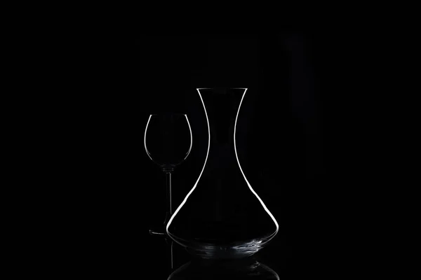 Carafe et verre à vin à fond noir isolé — Photo