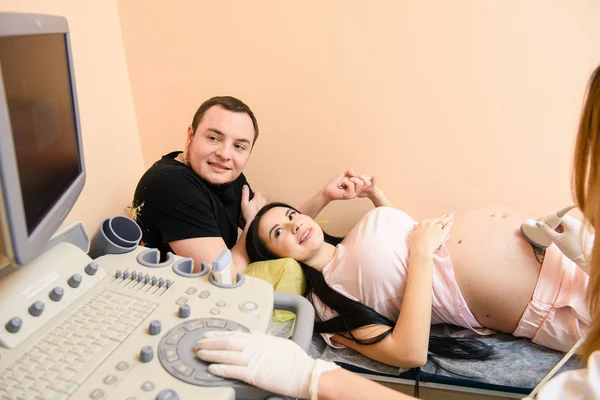Cuplu care așteaptă copil vizita medic pentru ultrasunete — Fotografie, imagine de stoc