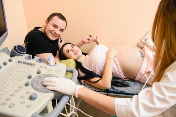 Părinții așteaptă un copil și sunt diagnosticați cu ultrasunete — Fotografie, imagine de stoc