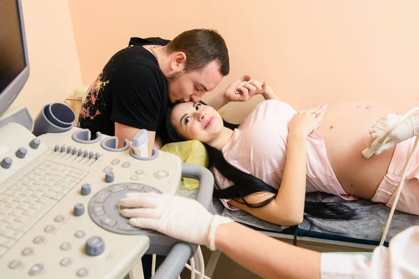 Familia fericită vine pentru ultrasunete — Fotografie, imagine de stoc