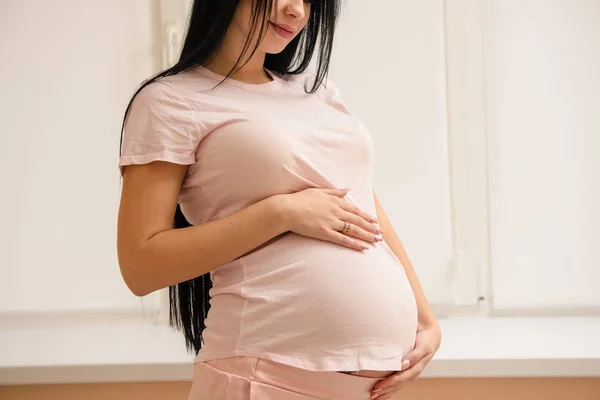 Heureuse femme enceinte toucher son ventre — Photo