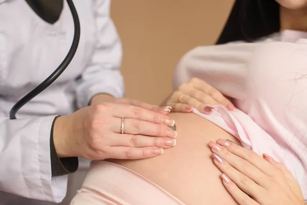 Verificarea abdomenului gravidă cu stetoscopul — Fotografie, imagine de stoc