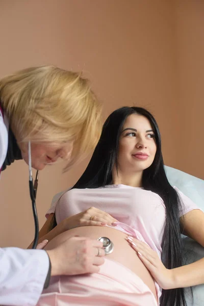Femeia doctor asculta bataile inimii copilului cu stetoscop — Fotografie, imagine de stoc