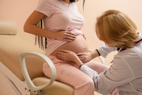 Examinarea unei femei gravide de către un medic . — Fotografie, imagine de stoc