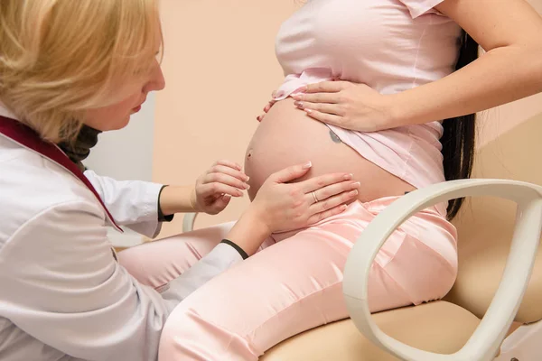 Examination of a pregnant woman by a doctor in hospital — Stock Photo, Image
