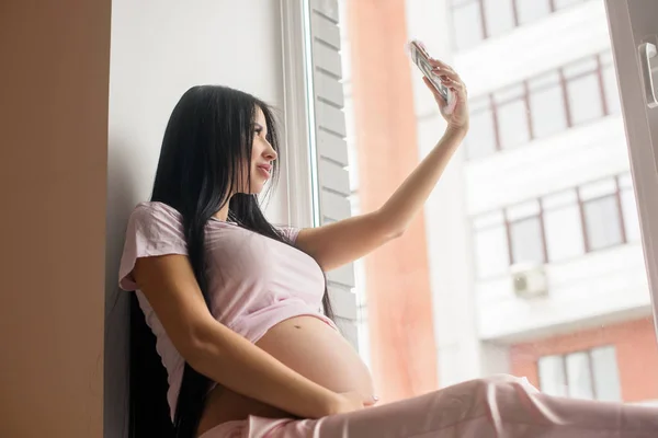 Frumoasa femeie însărcinată face selfie — Fotografie, imagine de stoc
