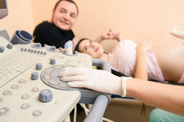 Hands of a doctor who uses medical ultrasound diagnostic machine — Stock Photo, Image