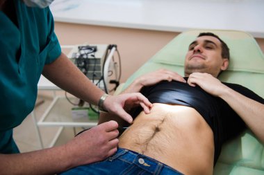 Klinik kanepe adam check-up midesinde