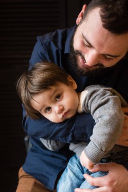 Çocuğu babası hugs