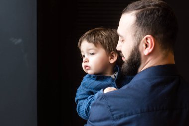 Studio babasının kollarında küçük çocuk