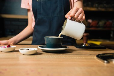 Barista sürahi süt dökmek