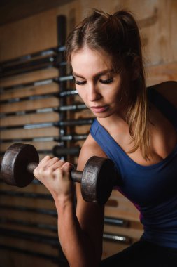 Sportif kadın ile Halter egzersiz