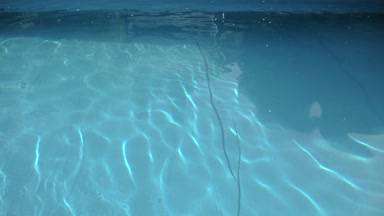 Dalgaların üzerinde havuz yüzey ve temiz net görünür