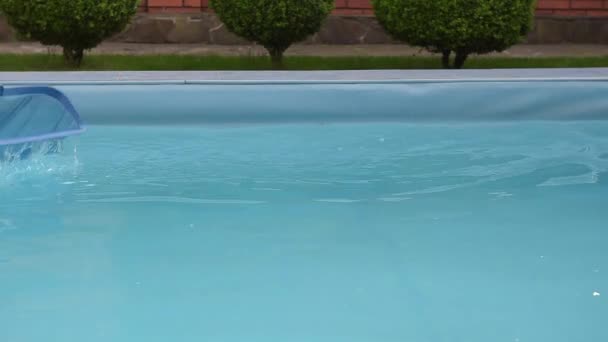 Piscina limpa rede mover para cima e para baixo — Vídeo de Stock