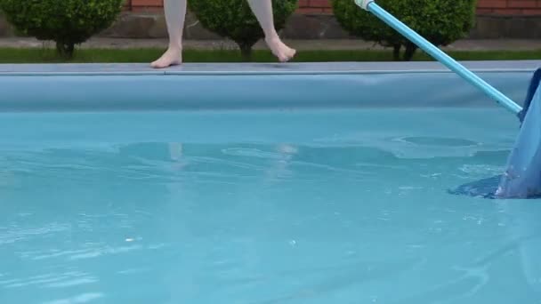 Schwimmbadnetz bewegt sich auf Wasseroberfläche — Stockvideo
