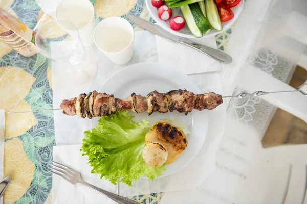 Gegrild vlees en UI op tafel met groenten — Stockfoto