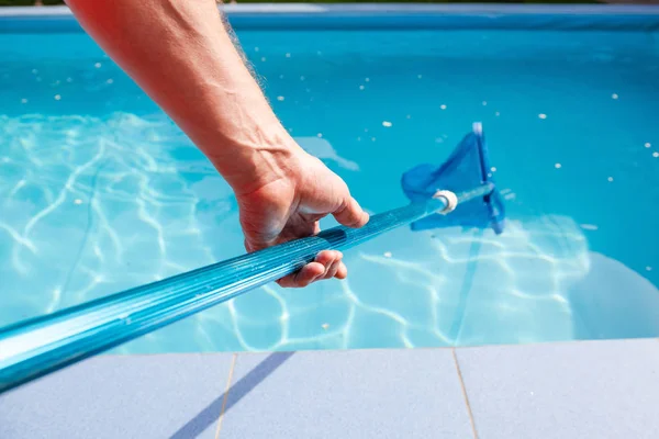 Masculino mão segurar piscina líquido limpador — Fotografia de Stock