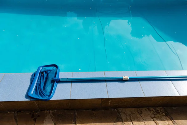 Net renere på pool fliser - Stock-foto