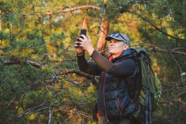 Akıllı telefondan sinyal arayan yürüyüşçü