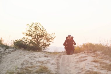 Büyük sırt çantalı turist açık havaya doğru ilerliyor.
