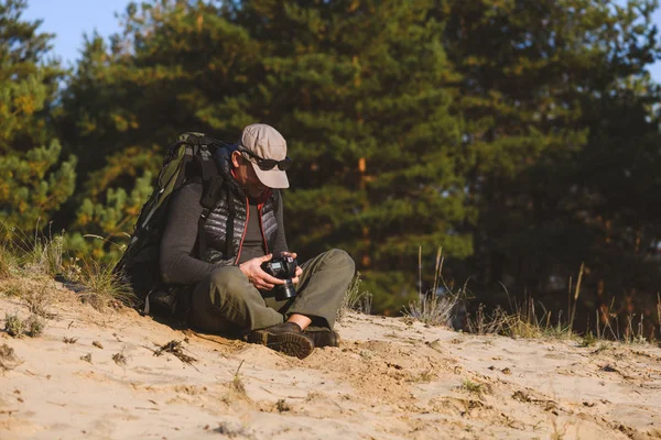 Fotograf kontrollera gjorda bilder på kameraskärmen — Stockfoto