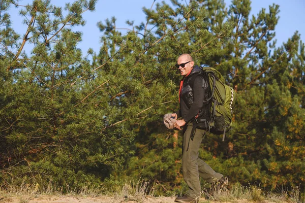 Glad mogen backpacker posera på naturen bakgrund — Stockfoto