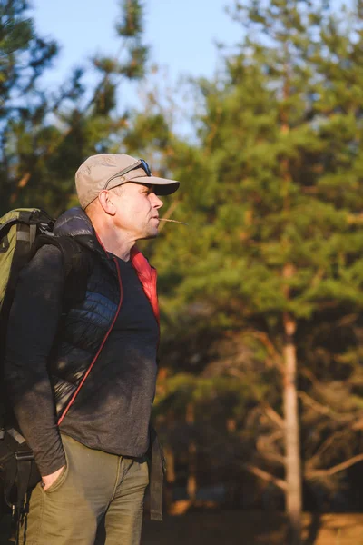 Porträtt av stilig mogen manlig turist utomhus — Stockfoto