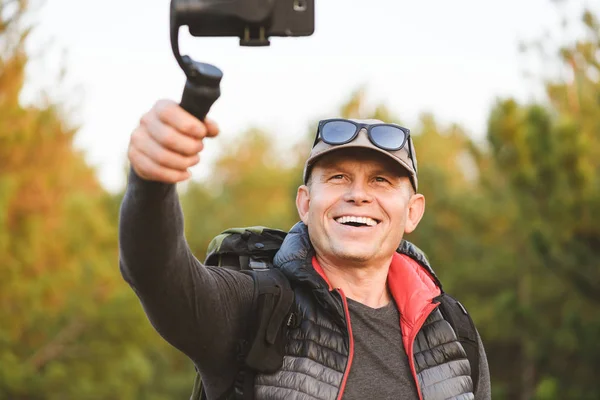 Portret van wandelaar maken van video met smartphone — Stockfoto