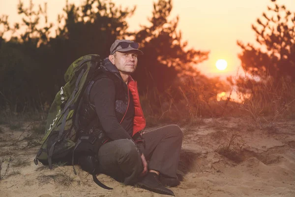 Homme avec sac à dos regarder beau coucher de soleil — Photo