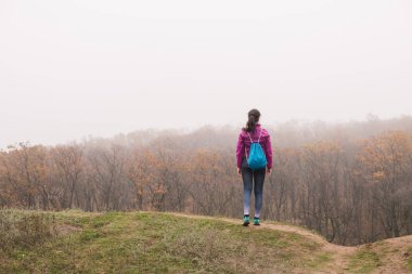 Ormandaki mutlu kadın el kaldırsın.