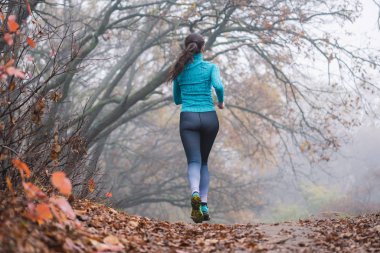 Yüzü olmayan bir kadın ormanda koşuyor.