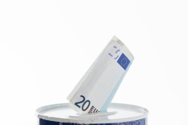Faturası 20 Euro olan bir kutu.