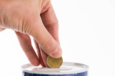 Bir erkek teneke kutuya para koyup bankayı kurtarıyor.