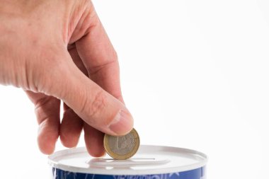 Bir erkek teneke kutuya para koyup bankayı kurtarıyor.