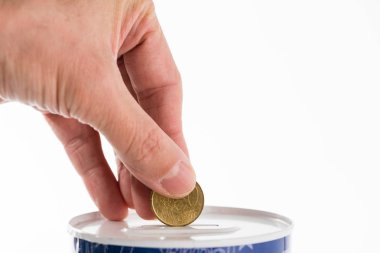 Bir erkek teneke kutuya para koyup bankayı kurtarıyor.