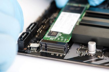 PC anakartının içindeki SSD disk sabit diski