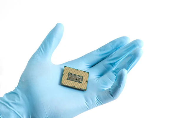 Компьютерный мастер держит чип процессора процессора процессора — стоковое фото