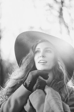 Siyah beyaz şapkalı kadın