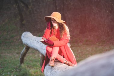 Kütük kitabında güzel zarif bir kız.