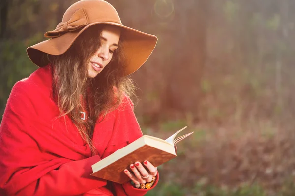 Zonnig portret van meisje lezen boek buiten — Stockfoto